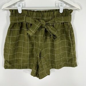 Have hight rise grid velvety belted 90s vibe grid shorts green size S